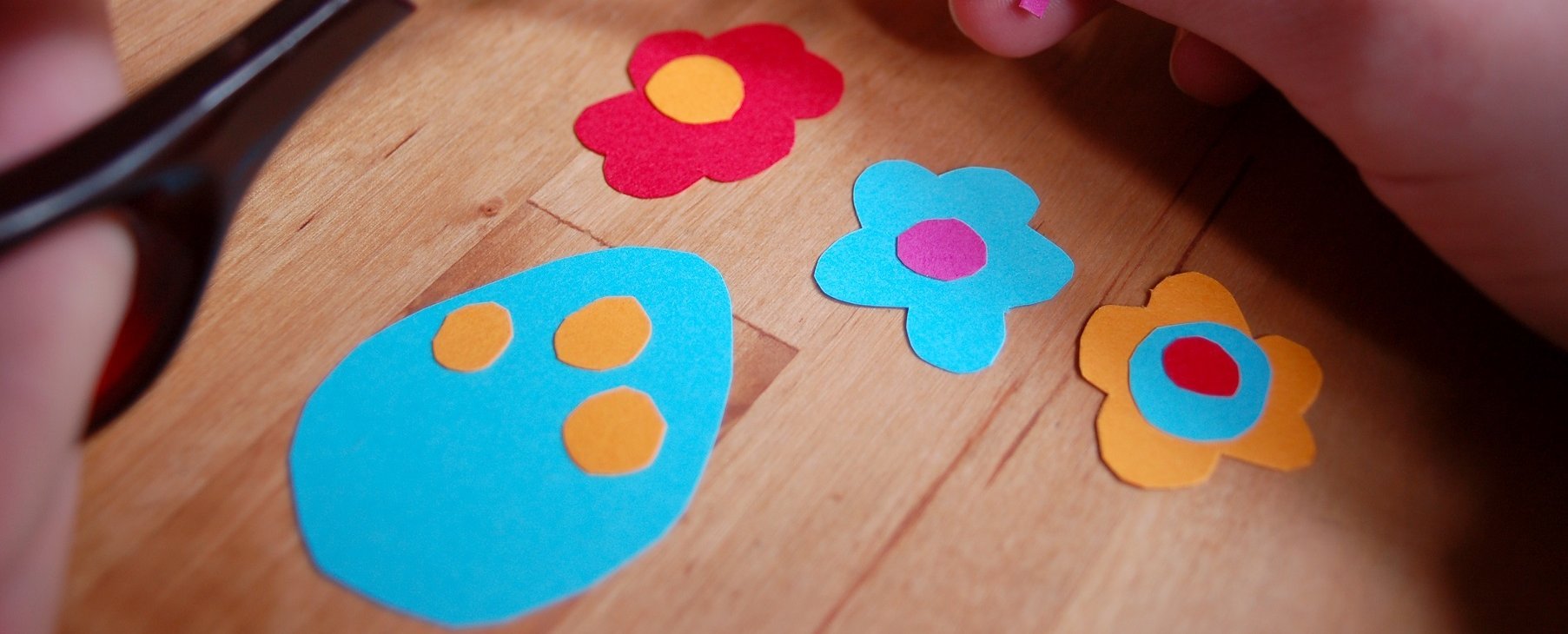 Bunte Ostereideko aus Pappe