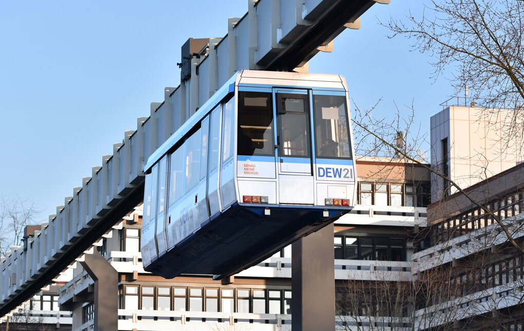 Wagon der H-Bahn an ihrer Aufhängung