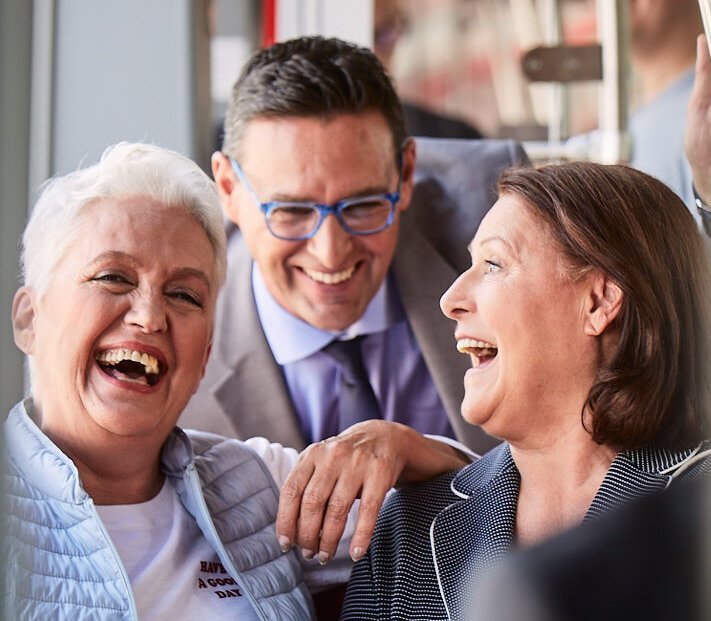 Lachende Senioren im Bus