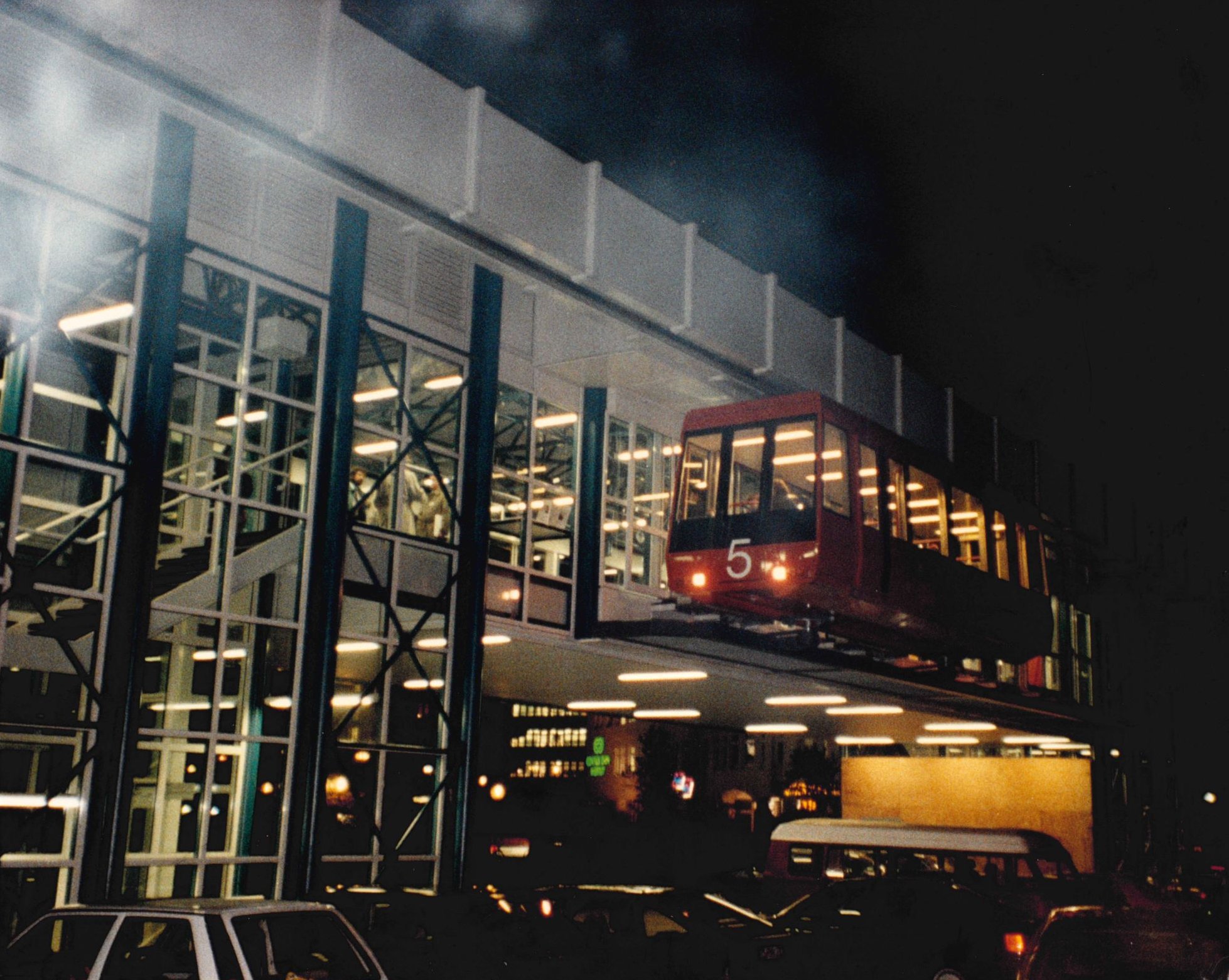 Im Dezember 1993 erfolgte eine Erweiterung der Fahrstrecke um 900 Meter mit den neuen Haltestellen an der Stockumer Straße in Eichlinghofen und dem S-Bahn-Haltepunkt Dortmund Universität (letzterer im Bild). Quelle: H-BAHN21