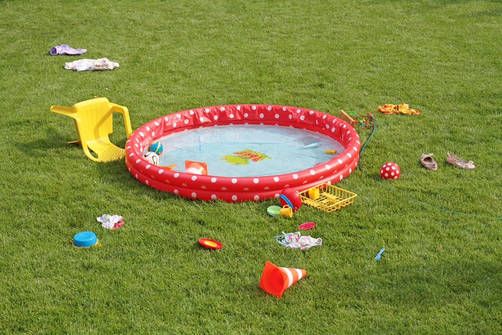 Rotes Planschbecken mit Spielzeug