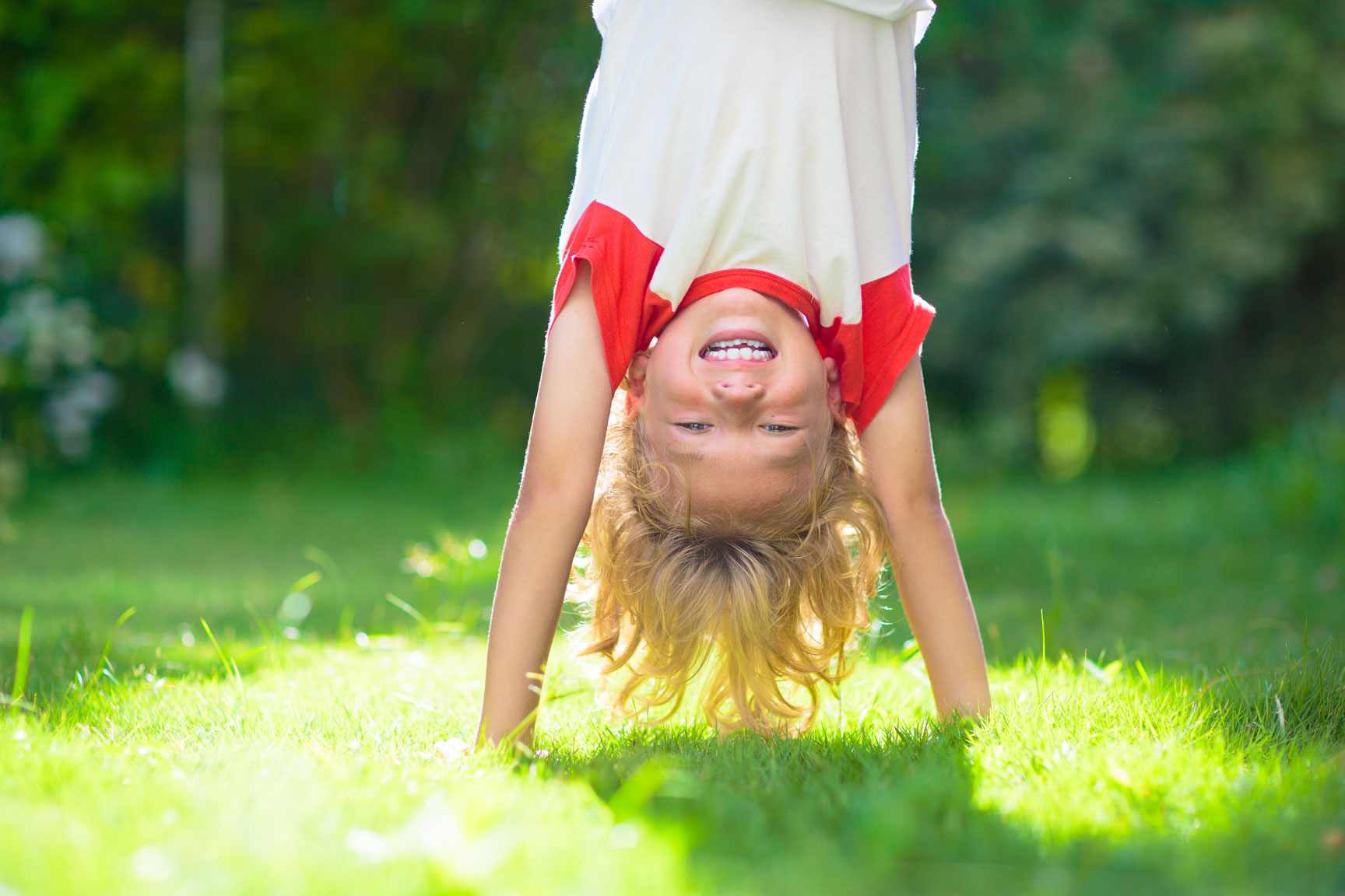 Kind, das einen Handstand macht