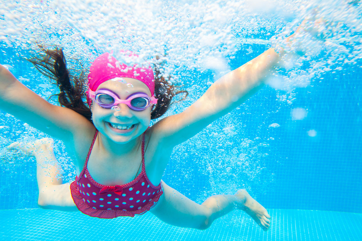 Mädchen im Schwimmbad