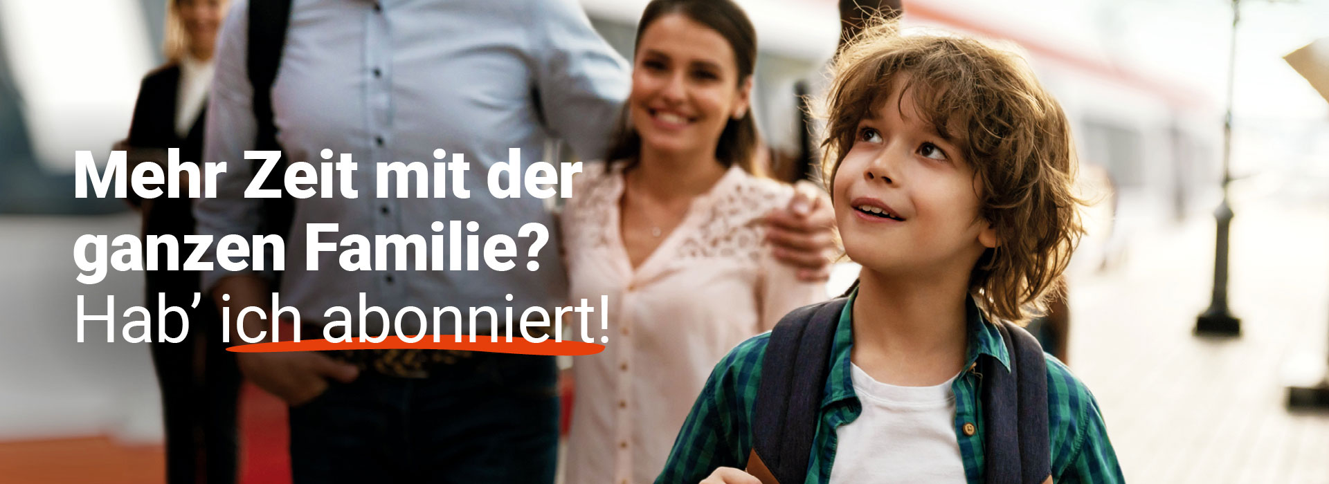 Kleiner Junge mit seiner Familie: Mehr Zeit mit der ganzen Familie? Hab' ich abonniert!