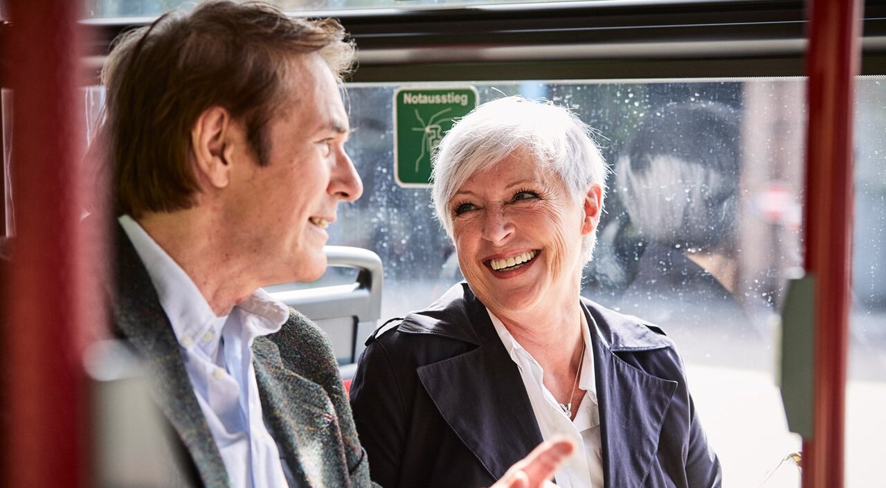Lachendes Senioren-Paar im Bus