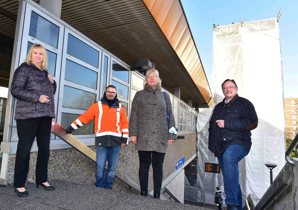 Petra Schmidt, Kreisvorsitzende SoVD Dortmund, Michael Diekhans, Leiter Verkehrsinfrastruktur bei DSW21, Andrea Ivo, erste stellvertretende Bezirksbürgermeisterin in Scharnhorst, und Rüdiger Schmidt, SPD-Ratsherr für die Wahlbezirke Scharnhorst-Ost.