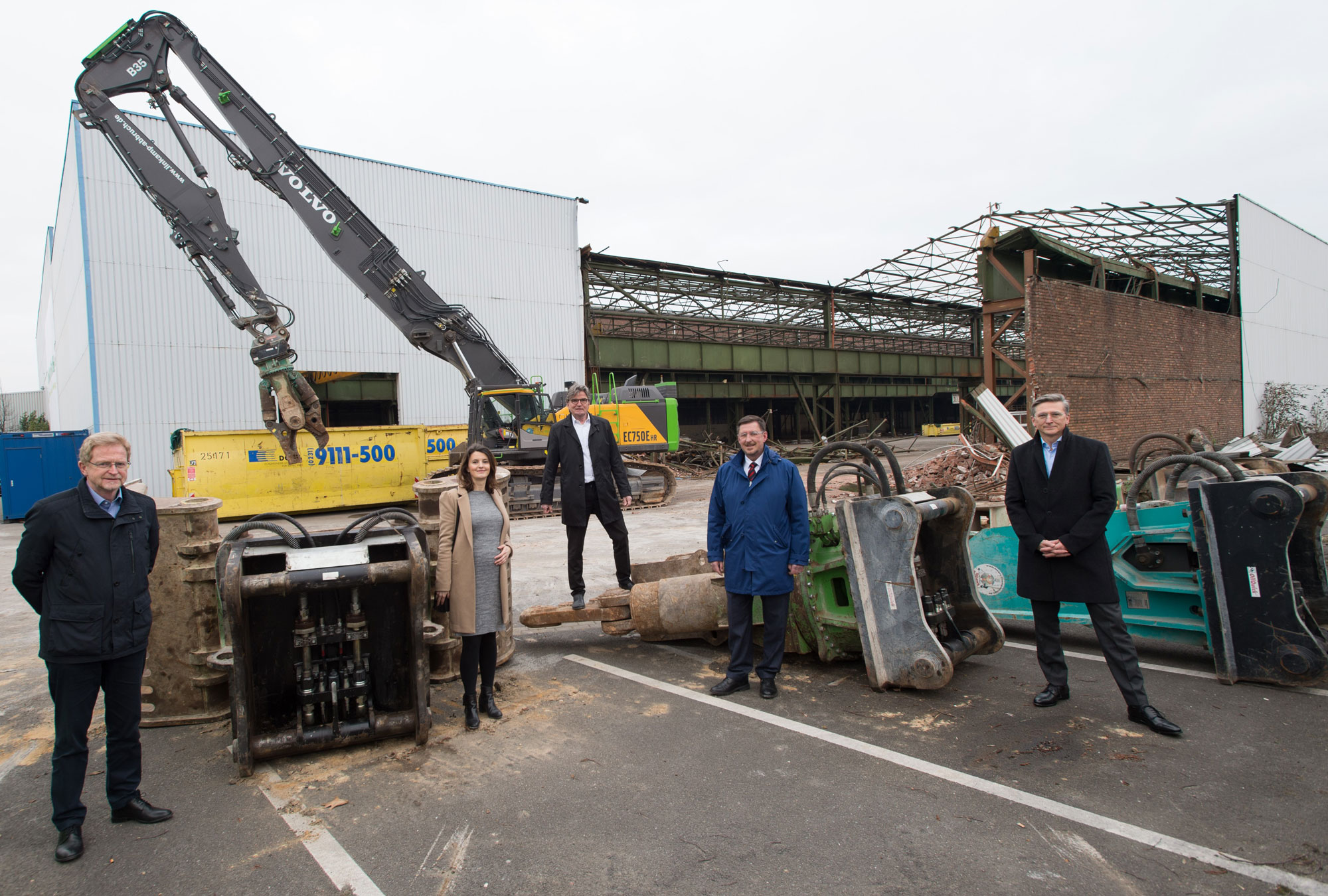 Abrissarbeiten der Knauf-Interfer-Halle mit Bagger