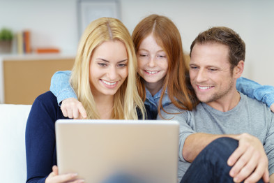 Familie mit Tablet in der Hand